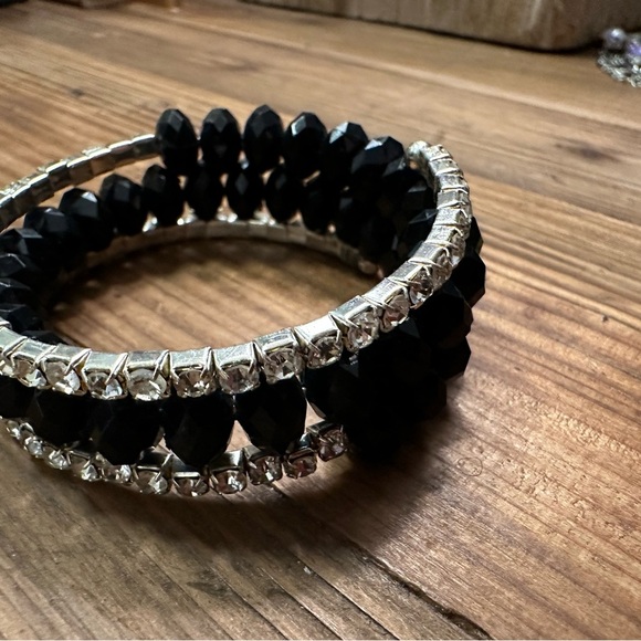 Elegant Black and Silver Beaded Bracelet - Picture 4 of 4